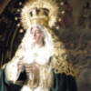 Solemne procesión claustral con la imagen de Ntra. Sra. de la Esperanza, por las naves de la parroquia de Sta. María de la Asunción de Alcalá del Río (Sevilla)
