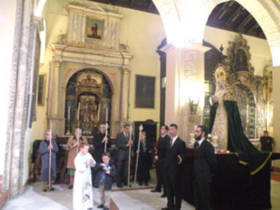 Solemne procesión claustral con la imagen de Ntra. Sra. de la Esperanza, por las naves de la parroquia de Sta. María de la Asunción de Alcalá del Río (Sevilla)