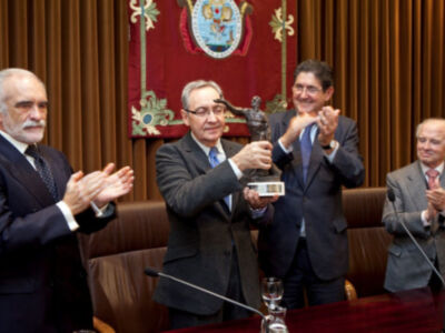 Premio entregado en ceremonia oficial con aplausos y reconocimiento.