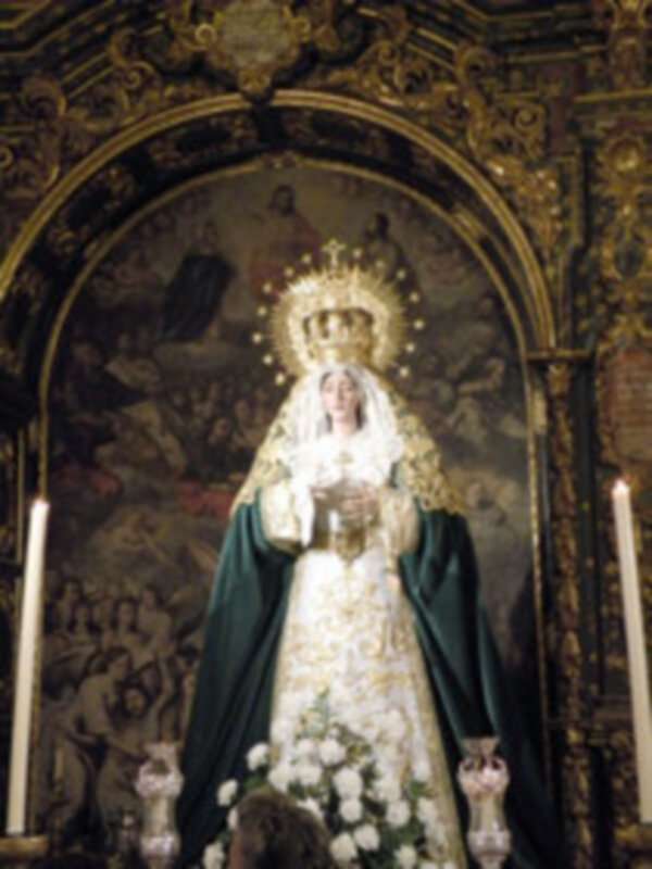 Procesión claustral de la virgen de la Esperanza de la Hermandad de Jesús Nazareno de Alcalá del Río.