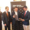 El alcalde entrega un ordenador y  alimentos donados por La Caixa a la fundación Faros (Chipiona)
