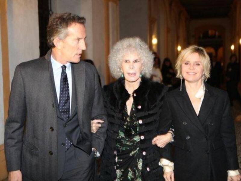 La duquesa de Alba presenta por fin sus memorias con su marido y tres de sus hijos