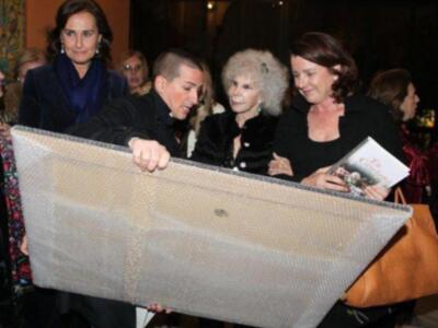 La duquesa de Alba presenta por fin sus memorias con su marido y tres de sus hijos