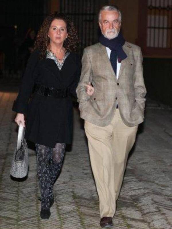 La duquesa de Alba presenta por fin sus memorias con su marido y tres de sus hijos
