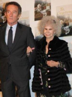 La duquesa de Alba presenta por fin sus memorias con su marido y tres de sus hijos