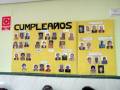 Pared con calendario de cumpleaños de octubre a noviembre, mostrando nombres y fechas de cumpleaños de diferentes personas.