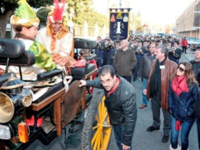 Manuel Díaz El Cordobés  ejerce de cartero real para los niños enfermos de Sevilla