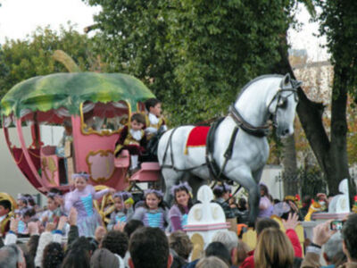 Los Reyes Magos repartieron ilusión por el barrio de Triana.