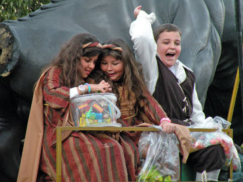 Los Reyes Magos repartieron ilusión por el barrio de Triana.