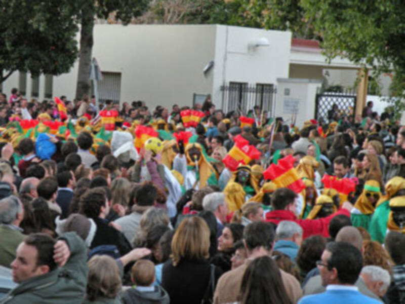 Los Reyes Magos repartieron ilusión por el barrio de Triana.