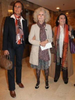 La duquesa de Alba, incansable, presidió desfile de trajes de flamenca a beneficio de nuevo futuro en Sevilla