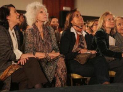 La duquesa de Alba, incansable, presidió desfile de trajes de flamenca a beneficio de nuevo futuro en Sevilla