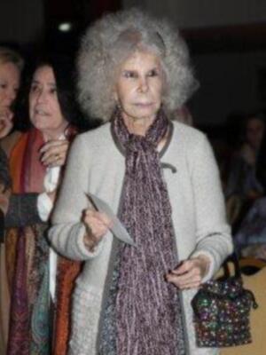 La duquesa de Alba, incansable, presidió desfile de trajes de flamenca a beneficio de nuevo futuro en Sevilla