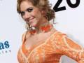 Una mujer con vestido naranja y accesorios en color naranja.