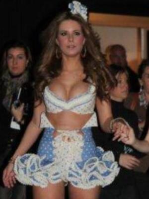 Miss España 2011 Andrea Huisgen; una catalana vestida de flamenco sexy por primera vez 