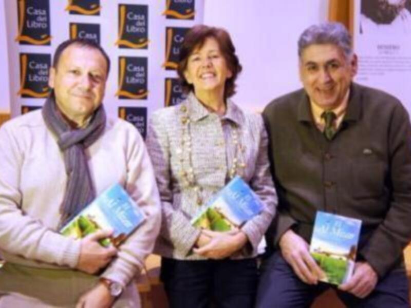 Jose Vicente Dorado conduce el acto de presentación de la novela "El Al Mizar" de Carmen de la Rosa