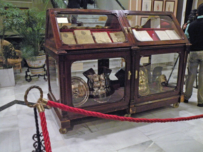 L a Real Hermandad del Santo Entierro, de Sevilla, inauguró su exposición de en seres en el ateneo Sevillano