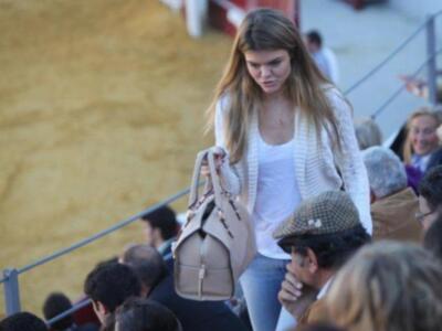 Eva González fue a la plaza a ver torear a su novio Cayetano 