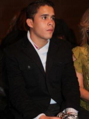 Gloria Camila cumple 16 años sobre la pasarela ante la orgullosa mirada de su padre y su hermano que regreso de Irlanda