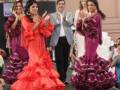 Damas en trajes de flamenca en una fiesta de la moda en España.
