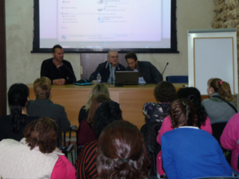 El personal de limpieza de edificios municipales participa en una jornada de seguridad e higiene en el trabajo(Chipiona)