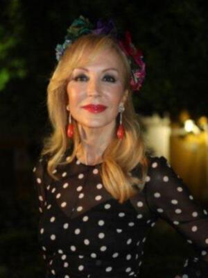 Carmen Lomana inaugura la primavera en Sevilla con la tuna