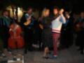Músicos y bailarines disfrutan de una actuación al aire libre en una noche de verano.