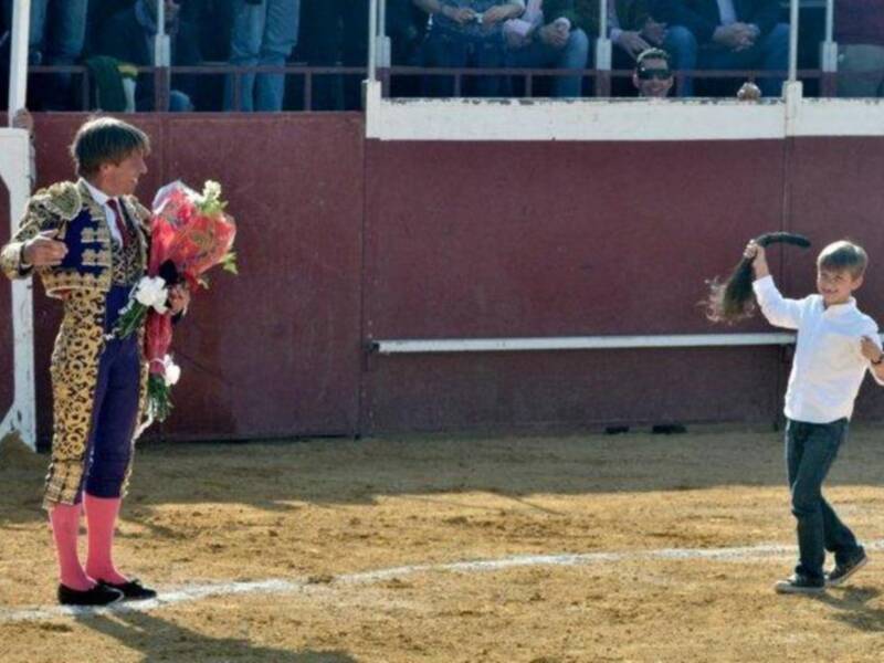 El cordobés celebra el día del padre con sus tres hijos en un festival benéfico