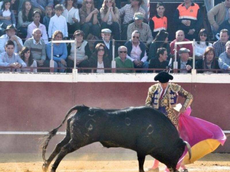El cordobés celebra el día del padre con sus tres hijos en un festival benéfico