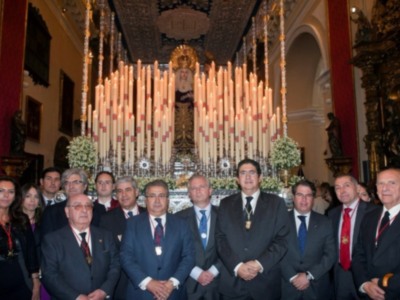 El Alcalde de Sevilla entregó a la Virgen de la Concepción el Bastón de Mando del Colegio de Abogados 