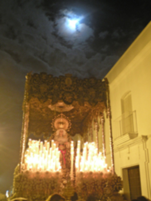  La lluvia dio una tregua en el  Viernes Santo de Alcalá del Río.