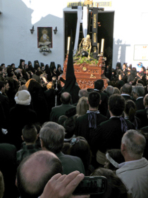  La lluvia dio una tregua en el  Viernes Santo de Alcalá del Río.