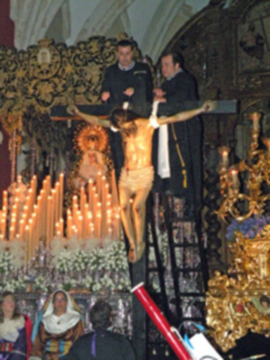 Galería del Descendimiento de Cristo en la Hermandad de la Soledad de Alcalá del Río (Sevilla)