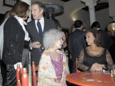 La duquesa de Alba, premio a la mejor embajadora de Sevilla en el mundo apoya a SM el rey