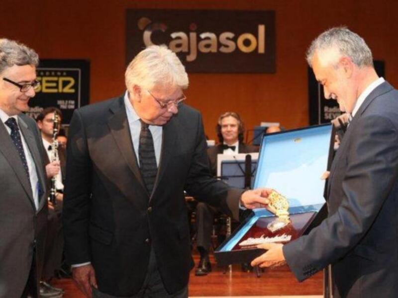 María González acompaña a su padre Felipe González homenajeado en Sevilla al cumplirse el XX aniversario de la inauguración de la expo 92
