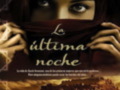 "Francisco Gallardo presenta 'La última noche', una novela histórica ambientada en la Edad Media, con un protagonista femenino cubierto por una tela que oculta su rostro. La portada muestra un paisaje urbano con edificios antiguos y una tormenta en el cielo, sugiriendo un ambiente de misterio y suspense."