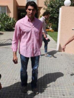 Cayetano Rivera  abandona el hospital por su propio pie y de la mano de su novia Eva González