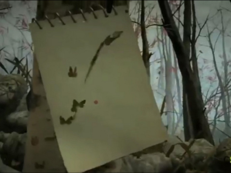 Un cuaderno abierto con dibujos de hojas y un círculo rojo en el bosque nevado.