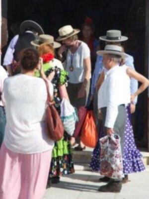 Simoneta Gómez Acebo, descalza haciendo el camino del rocío por las arenas