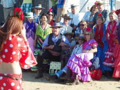 Simoneta Gómez Acebo, descalza haciendo el camino del rocío por las arenas