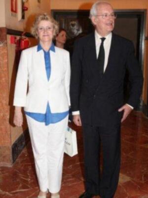 Felipe González reúne a las tres mujeres de su vida en Sevilla, su pareja Mar, su hija María y su nieta Elena