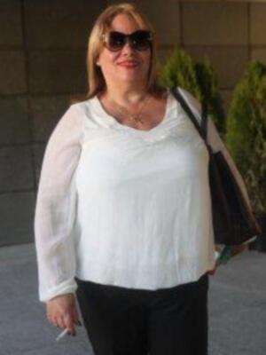 María león muy junto a su madre recoge la medalla de Sevilla para su hermano Paco León