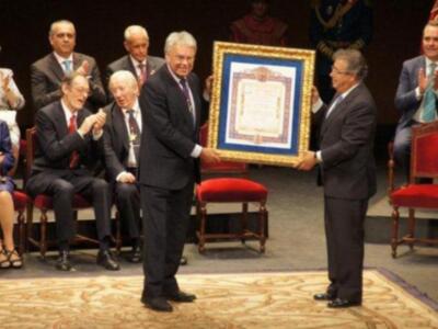 Felipe González reúne a las tres mujeres de su vida en Sevilla, su pareja Mar, su hija María y su nieta Elena