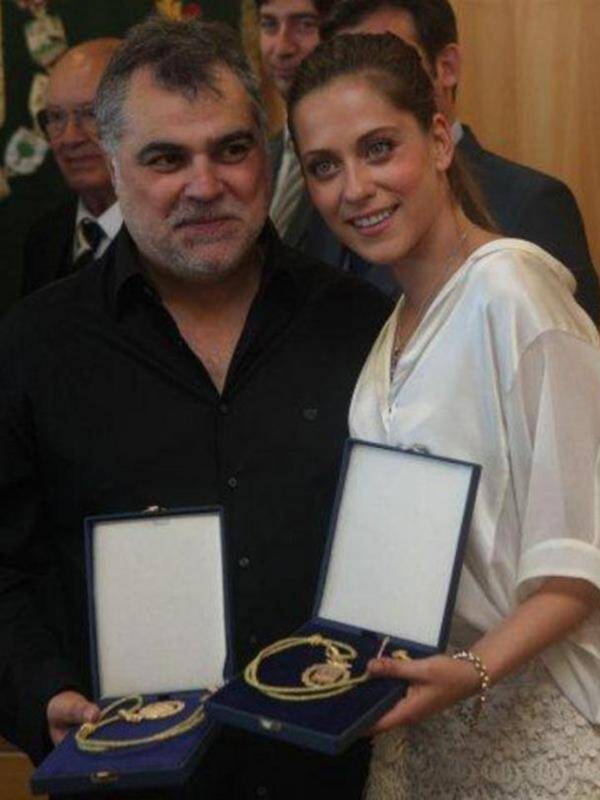 María león muy junto a su madre recoge la medalla de Sevilla para su hermano Paco León