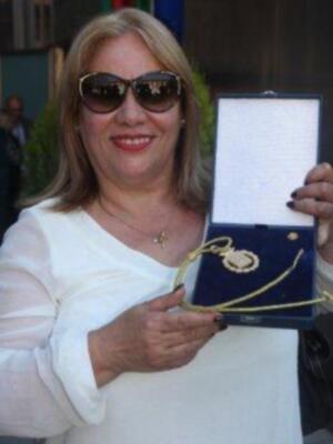 María león muy junto a su madre recoge la medalla de Sevilla para su hermano Paco León