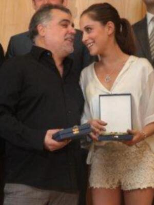 María león muy junto a su madre recoge la medalla de Sevilla para su hermano Paco León