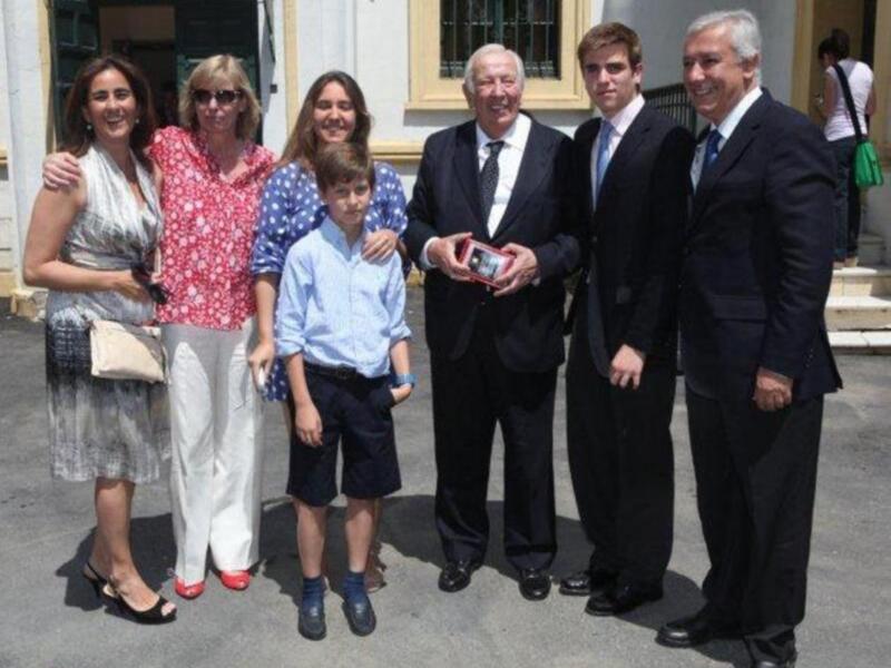 Felipe González reúne a las tres mujeres de su vida en Sevilla, su pareja Mar, su hija María y su nieta Elena