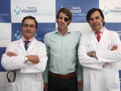 El diestro Juan José Padilla recibe el alta en el Hospital Viamed Santa Ángela de la Cruz de Sevilla
