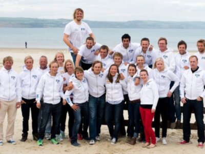 Equipo FIN en la playa, disfrutando del mar y la costa.