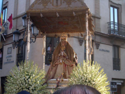 La Virgen de los Reyes lucirá el manto salmón en la procesión agosteña.